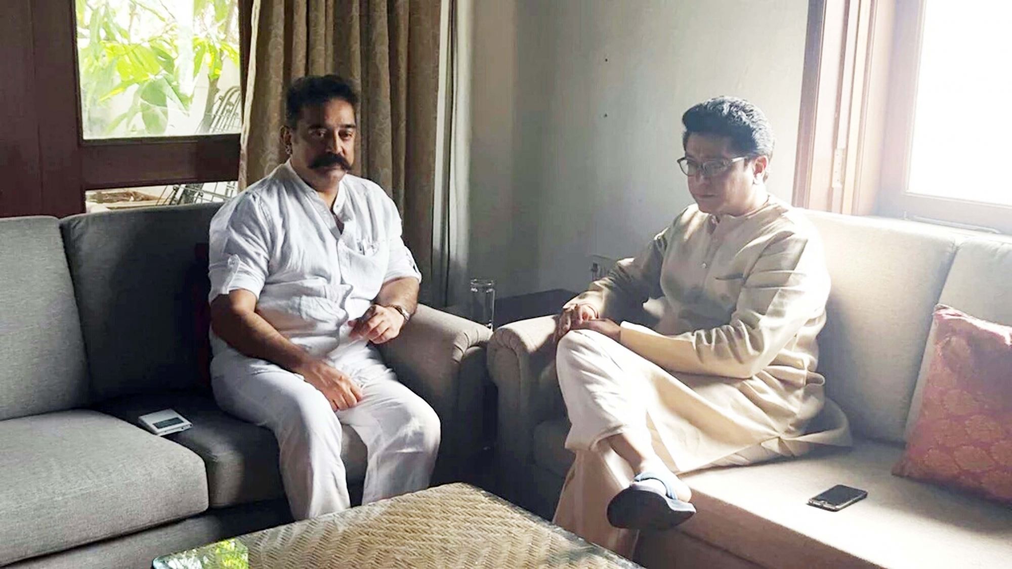 Kamal Haasan Gets Warm Welcome from Raj Thackeray's Family Kamal Haasan Gets Warm Welcome from Raj Thackeray's Family