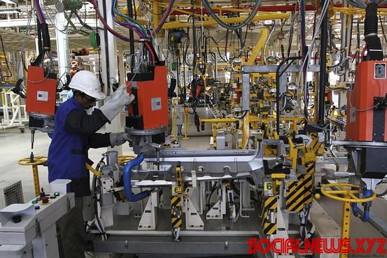 India's Factory Output Decelerates, Inflation Firms up