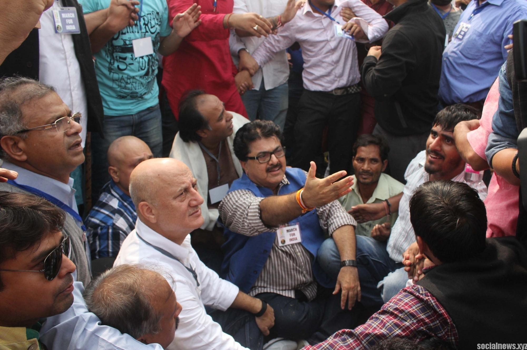 Anupam Kher Meets President, Likely to Meet PM over 'Intolerance' Anupam Kher Meets President, Likely to Meet PM over 'Intolerance'