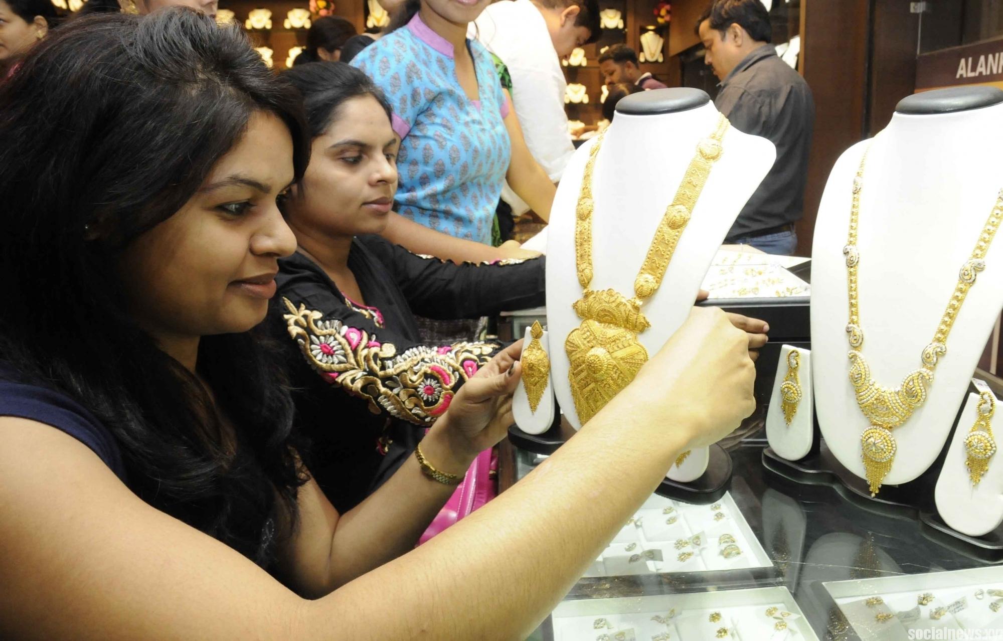 Cheaper Gold Evokes Brisk Buying of Gold on Dhanteras