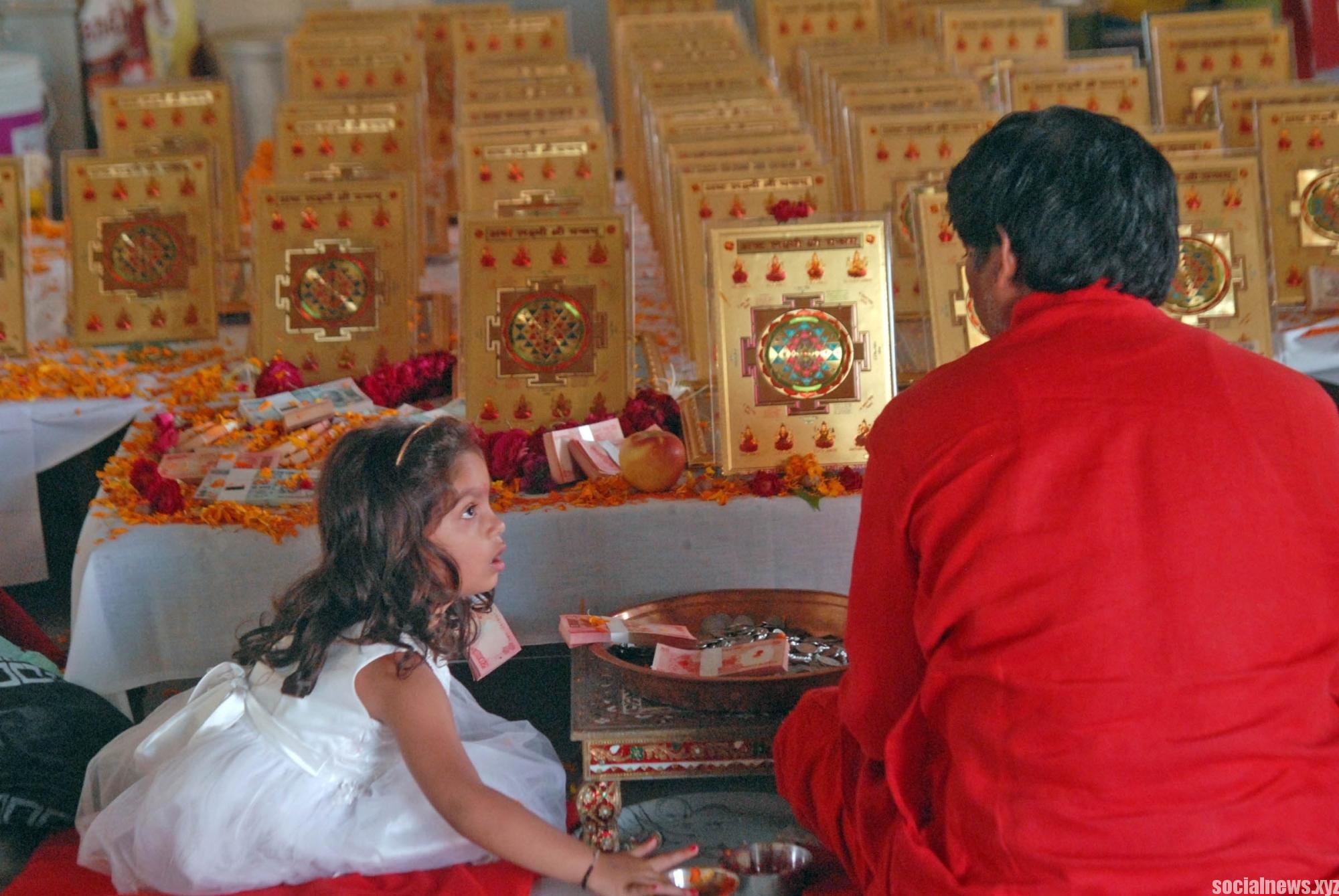 Cheaper Gold Evokes Brisk Buying of Gold on Dhanteras