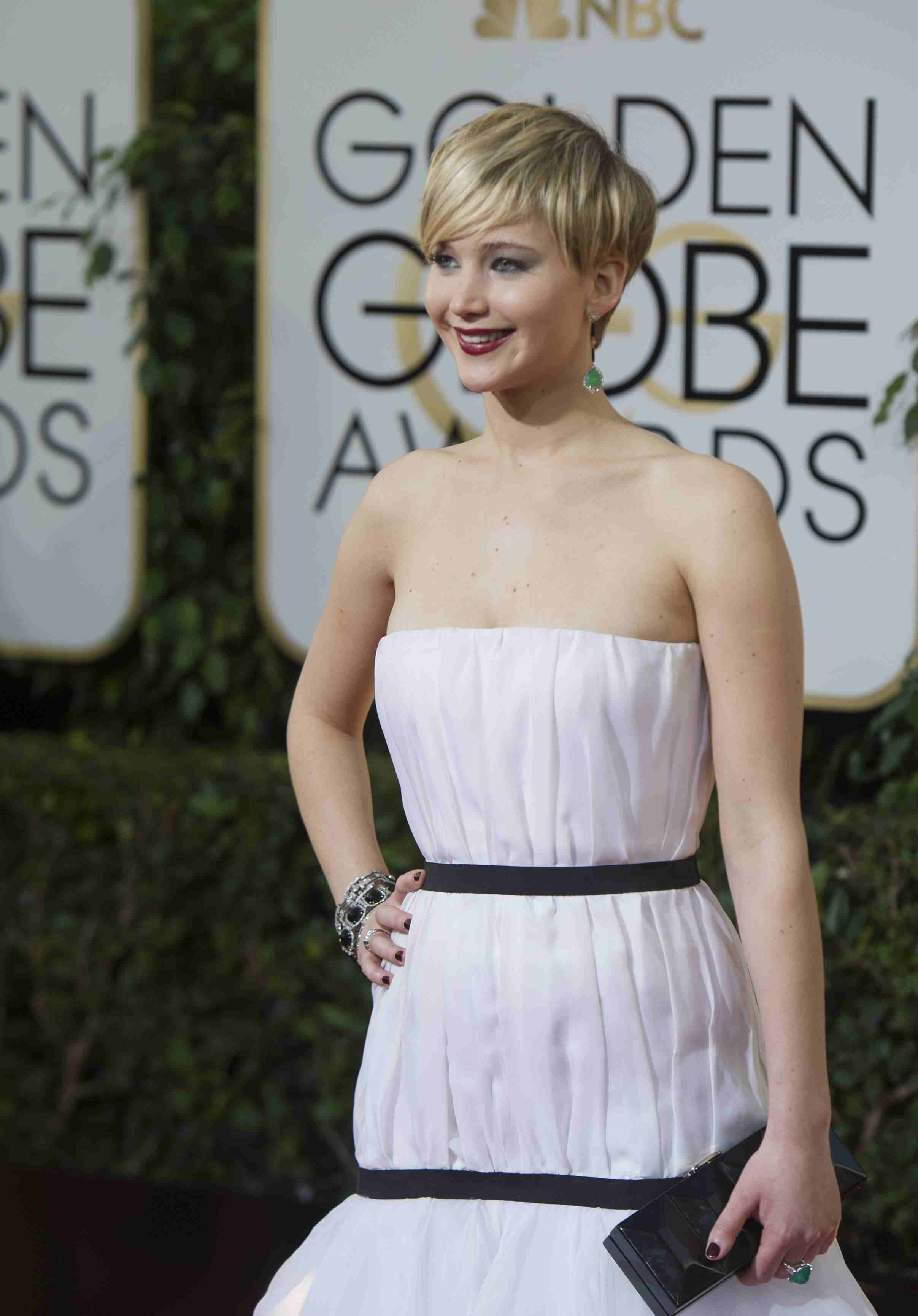 Jennifer Lawrence Falls yet Again Jennifer Lawrence Falls yet Again