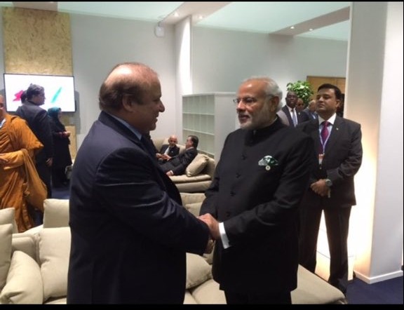 Modi Meets Sharif at CoP 21 in Paris