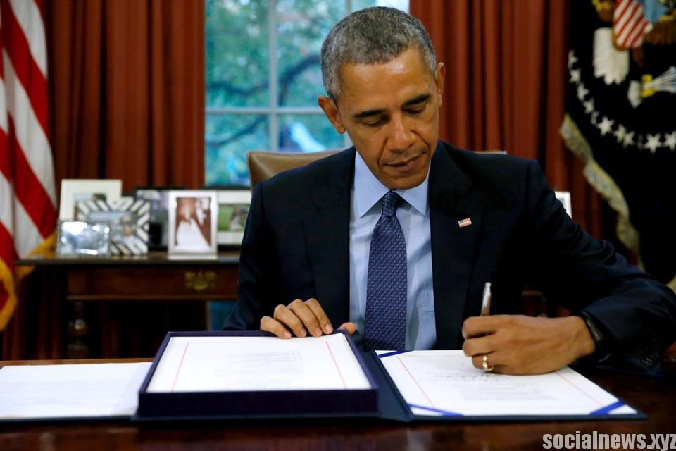 Obama Signs Defence Bill Despite Guantanamo Restrictions Obama Signs Defence Bill Despite Guantanamo Restrictions