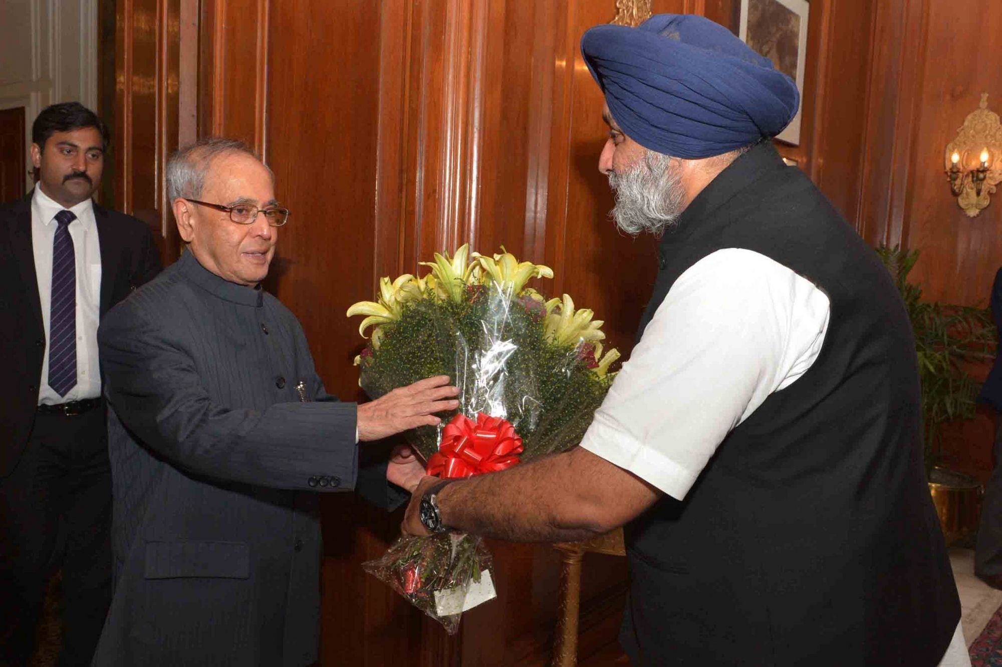 Sukhbir Meets Pranab, Wants Congress Declared 'Anti-National'