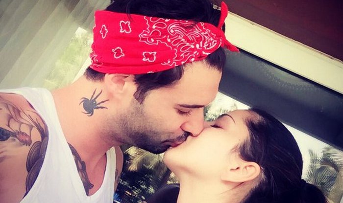 Sunny Leone kisses husband on camera 