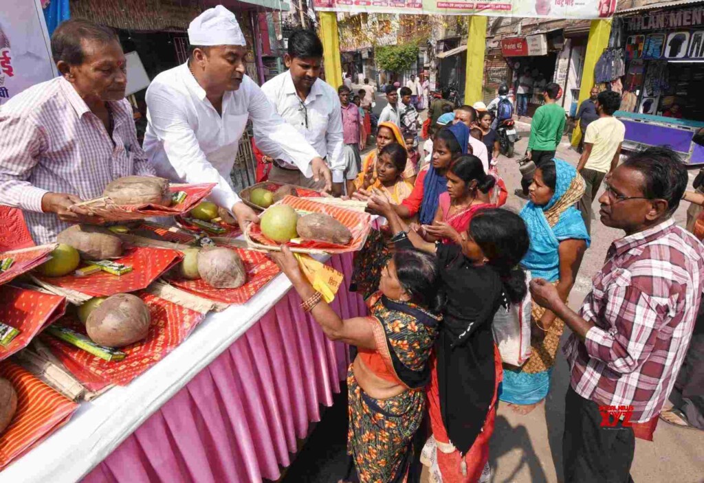 Patna People Of Muslim Community Distributes Coconut To Hindu