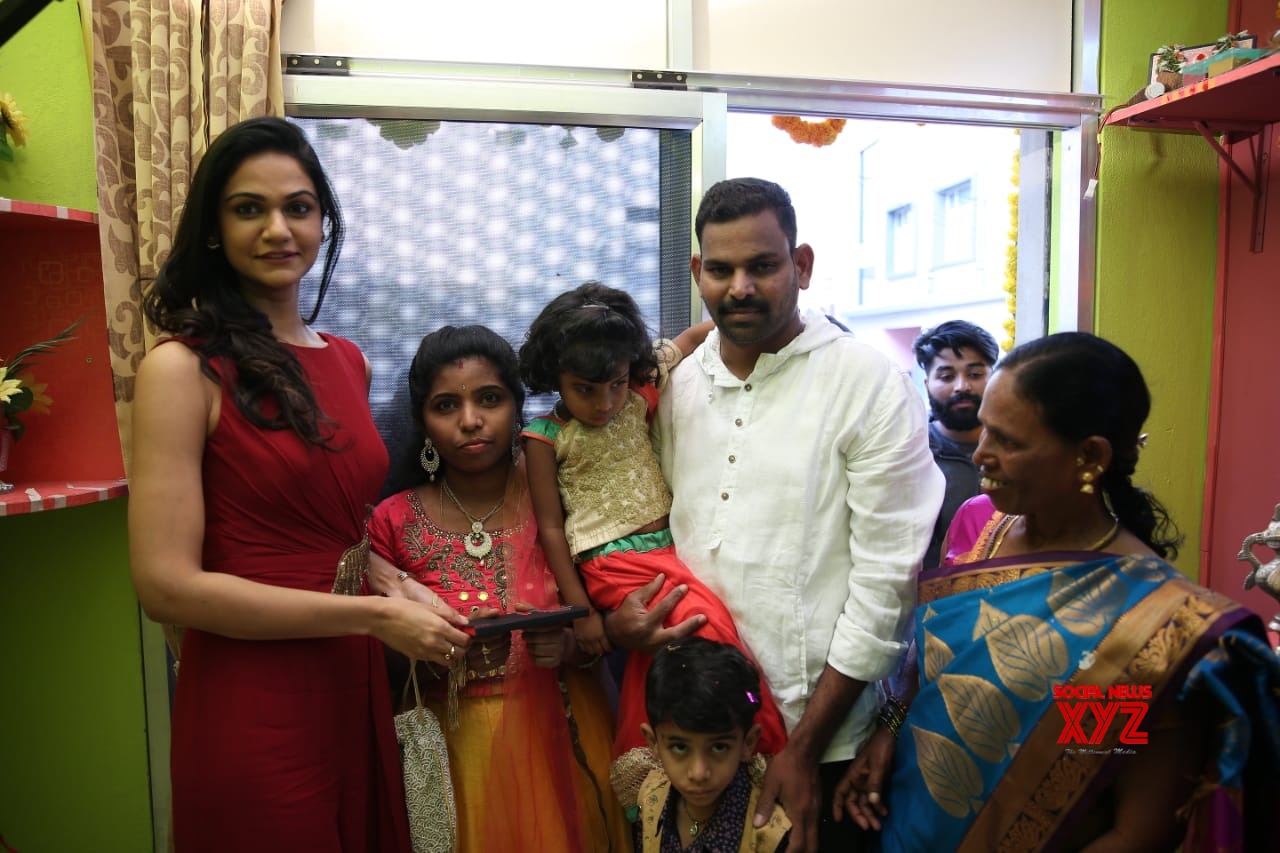 Sneha Reddy Launches Her Driver's Wife's Ladies Beauty Saloon At ...