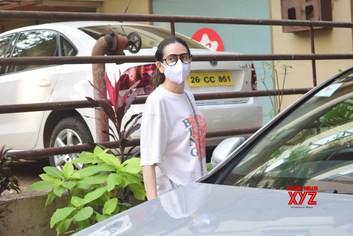 Actress Karisma Kapoor Spotted At Kareena Kapoor House Bandra - Gallery ...