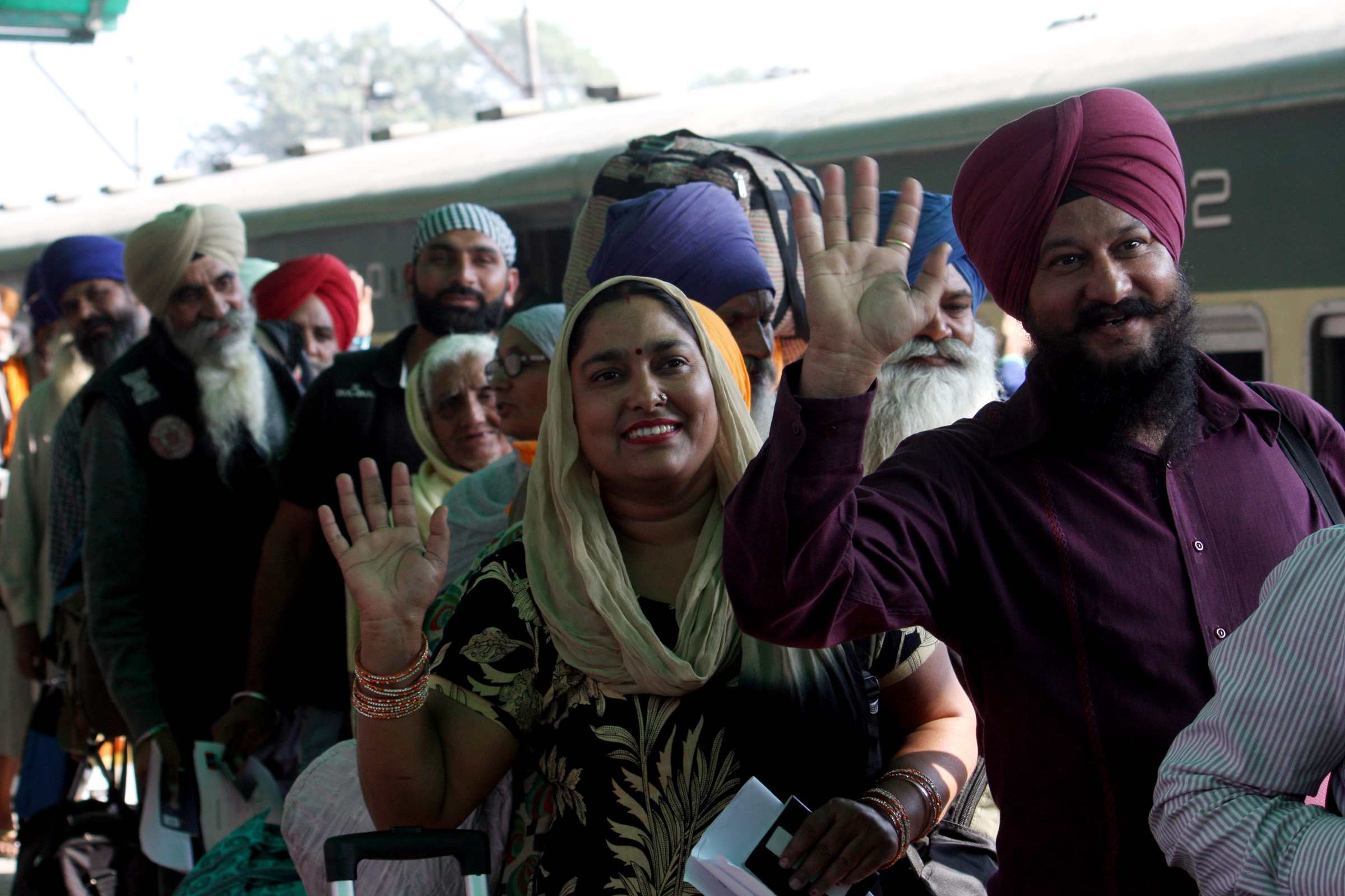 Indian Sikh Pilgrims Arrive In Pakistan - Social News XYZ