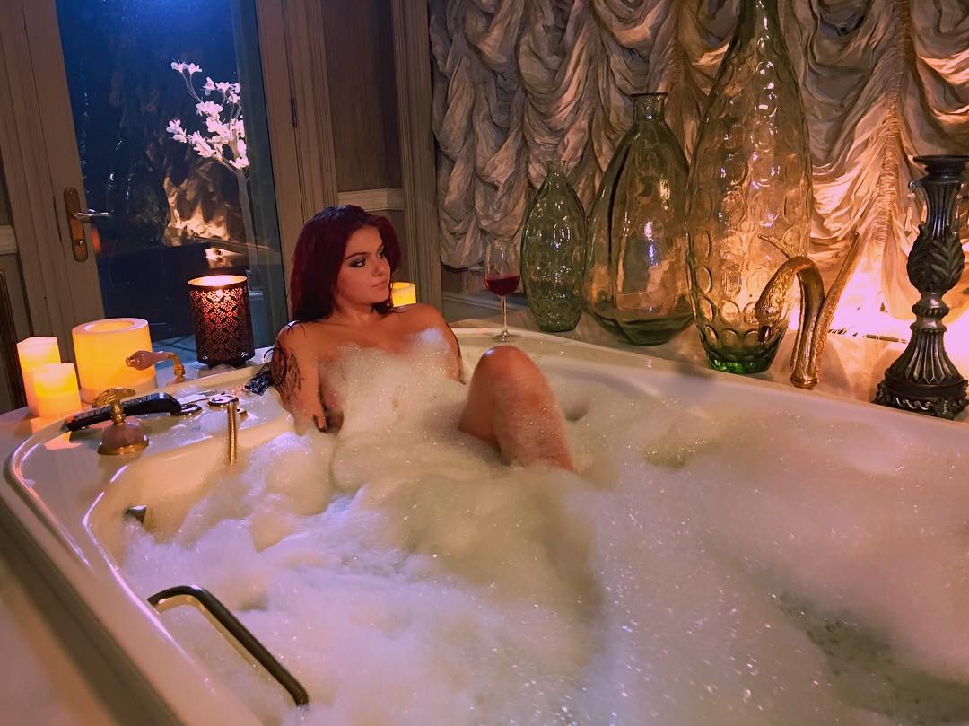 Ariel Winter poses nude in bathtub