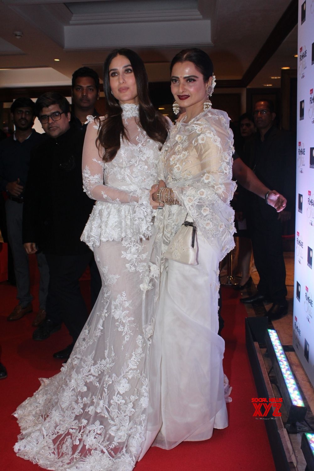 Mumbai: "Filmfare Glamour & Style Awards 2017" Rekha And Kareena Kapoor ...