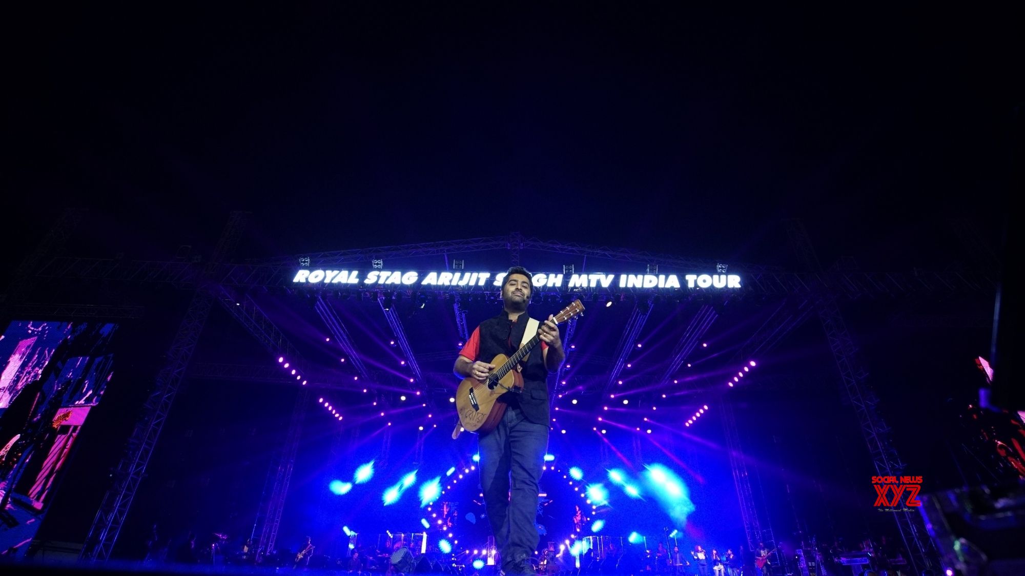 Pune: Arijit Singh during a concert #Gallery - Social News XYZ