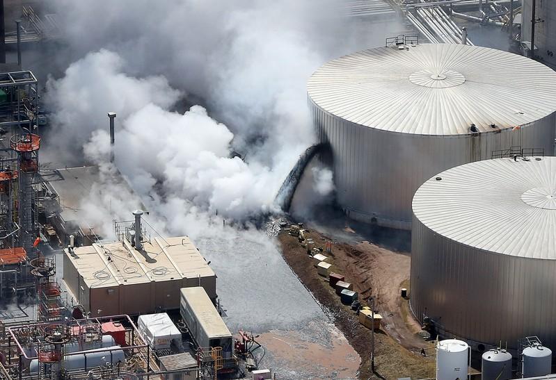 Explosion Rocks Wisconsin Oil Refinery, Casualties Reported - Social ...