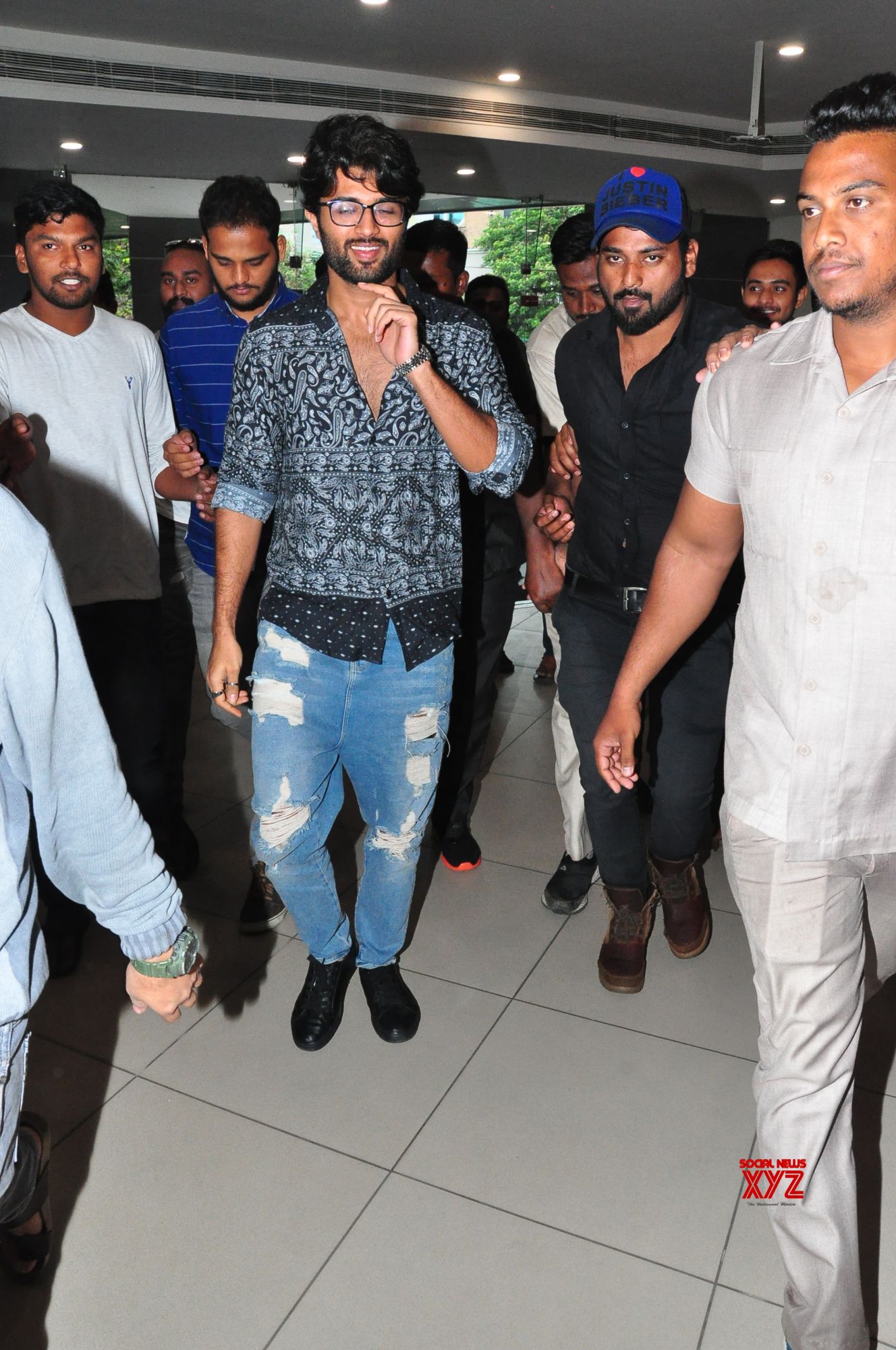 Vijay Devarakonda Watches Ee Nagaraniki Emaindi Movie Gallery - Social ...