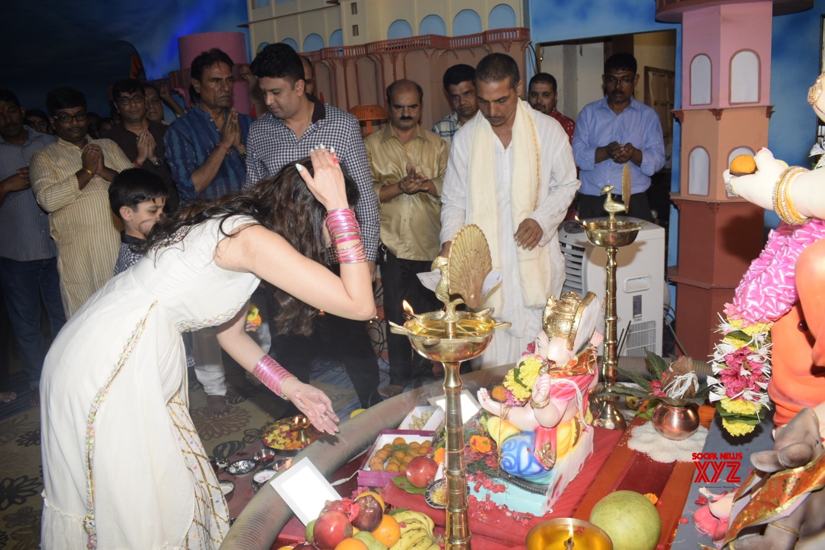 Mumbai Bhushan Kumar Divya Khosla Kumar And Ruhaan Kumar Perform Rituals On The Occasion Of