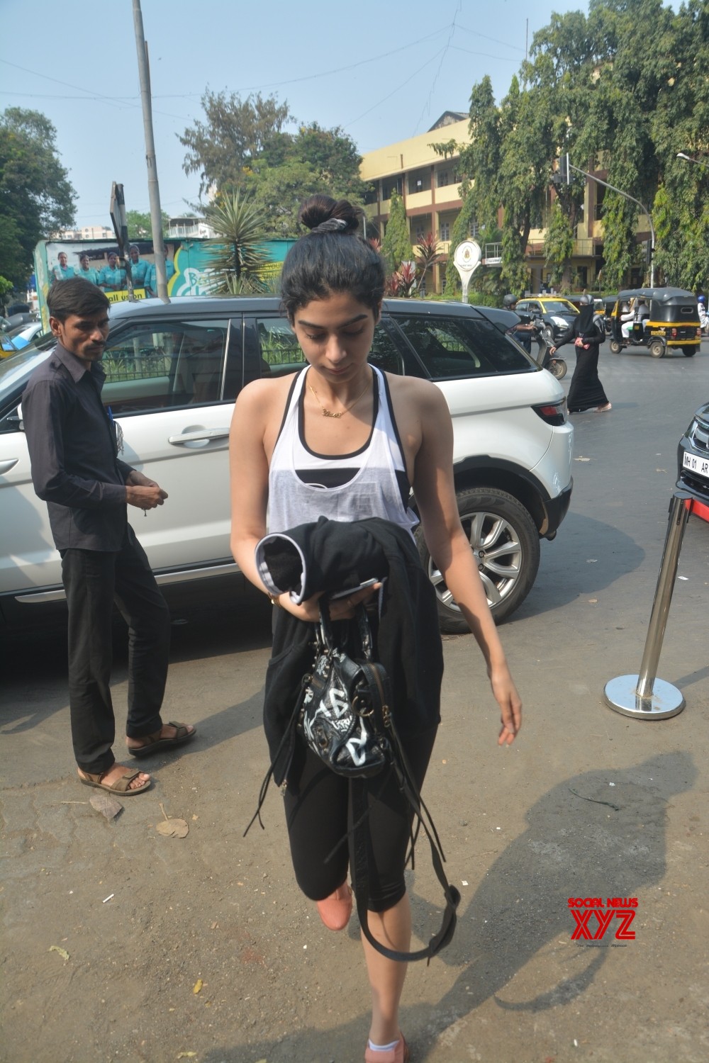 Mumbai: Khushi Kapoor Seen In Bandra #Gallery - Social News XYZ