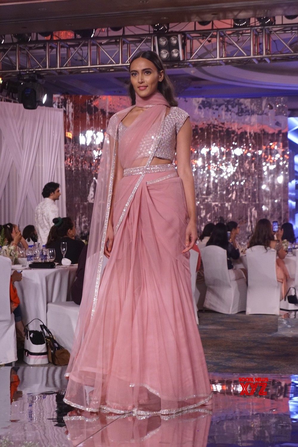 Mumbai: Manish Malhotra's festive collection #Gallery - Social News XYZ