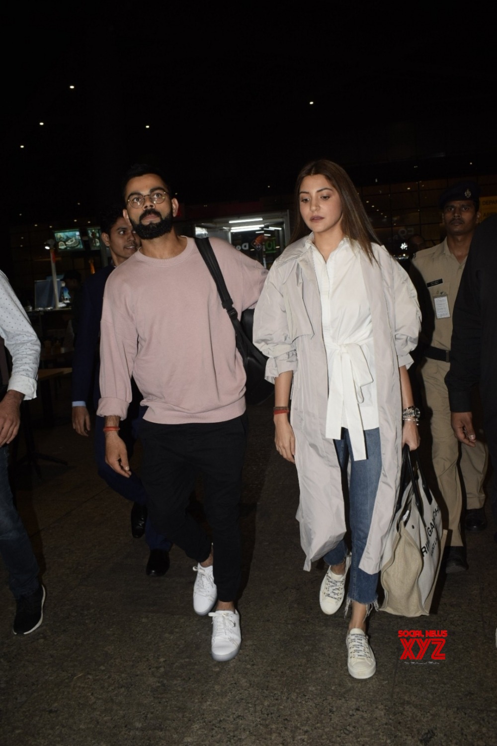 Mumbai: Virat Kohli And Anushka Sharma Seen At Mumbai Airport #Gallery ...