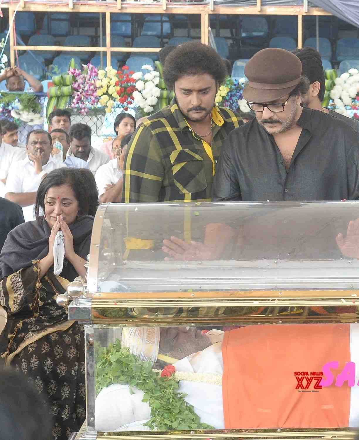 Bengaluru: Celebs Pay Last Respects To Veteran Kannada Films Rebel Star ...