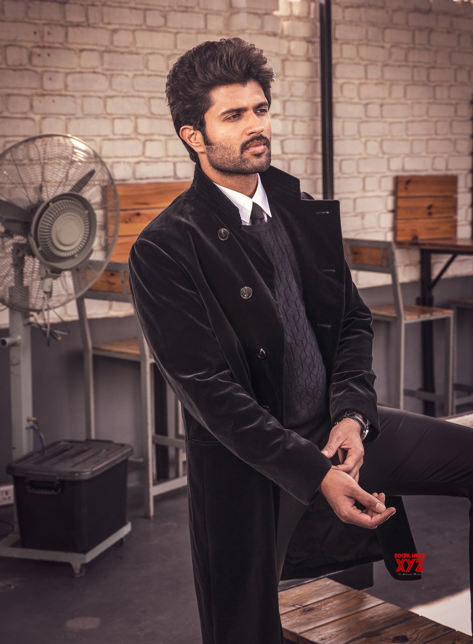 Vijay Deverakonda Latest Debonair Look - Social News XYZ