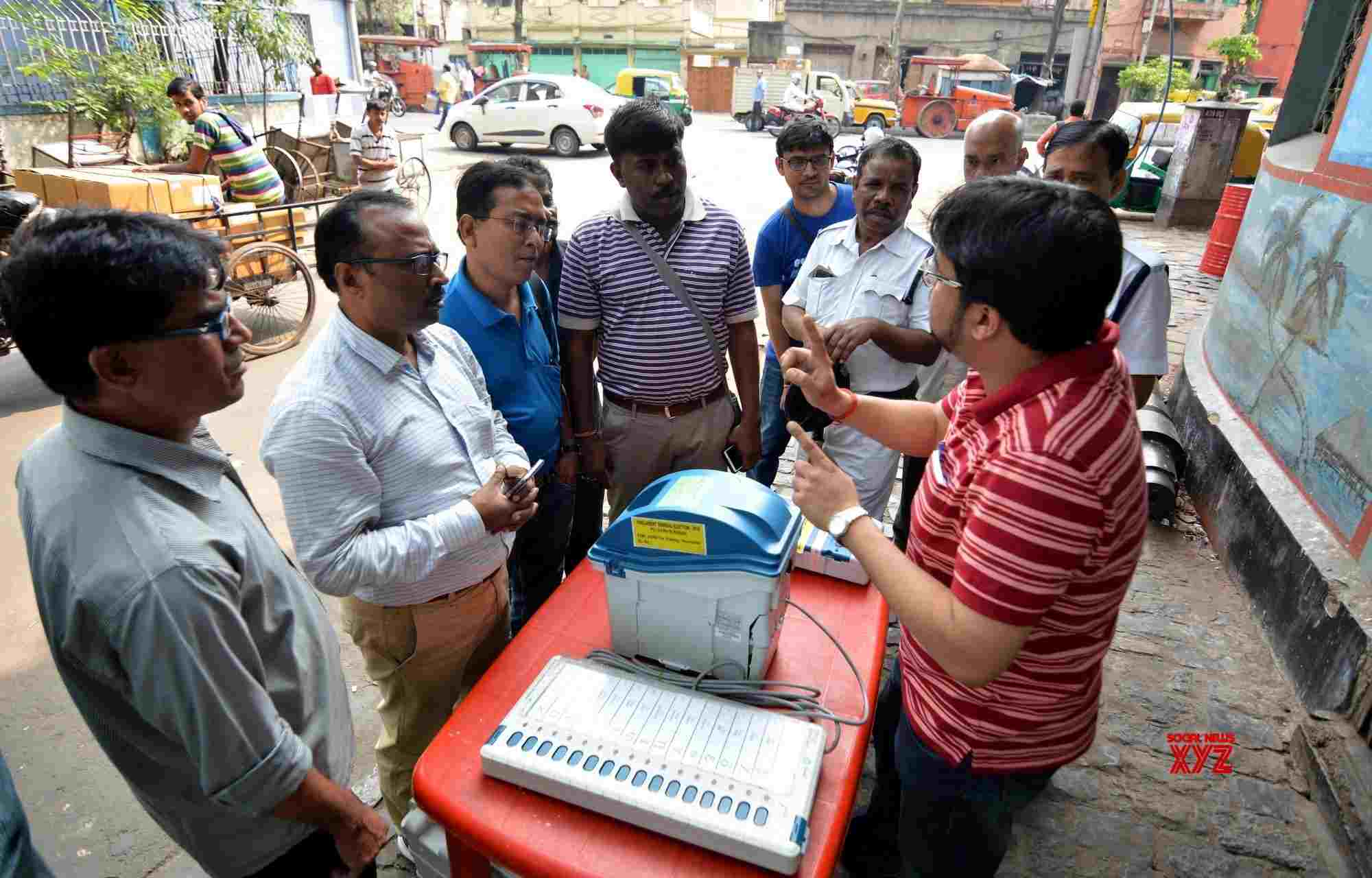 Kolkata: 2019 Lok Sabha Elections - Election Official Demonstrates Use ...