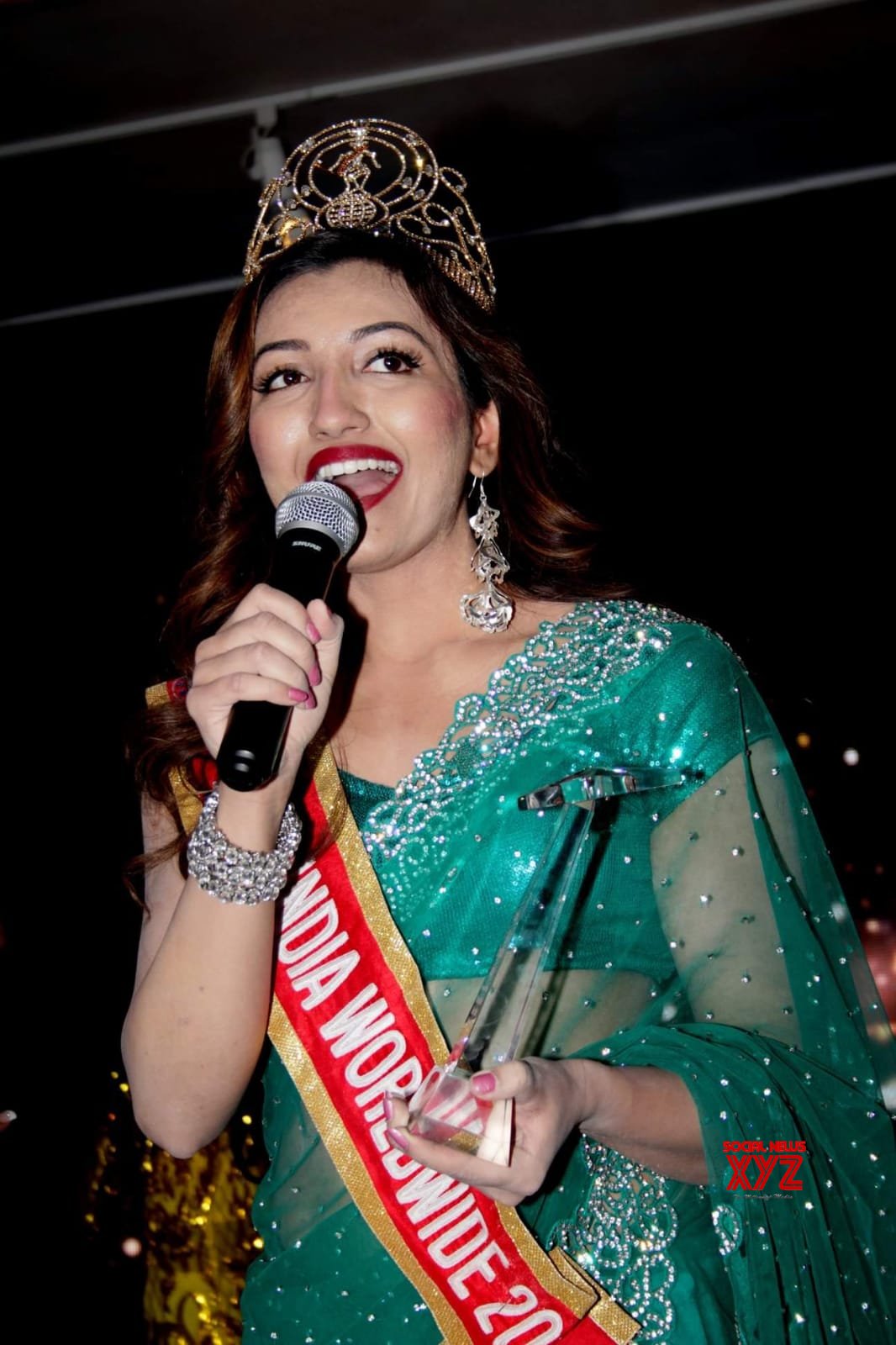 Sushmita Sen Honored Miss India Worldwide Shree Saini With Women Hero ...