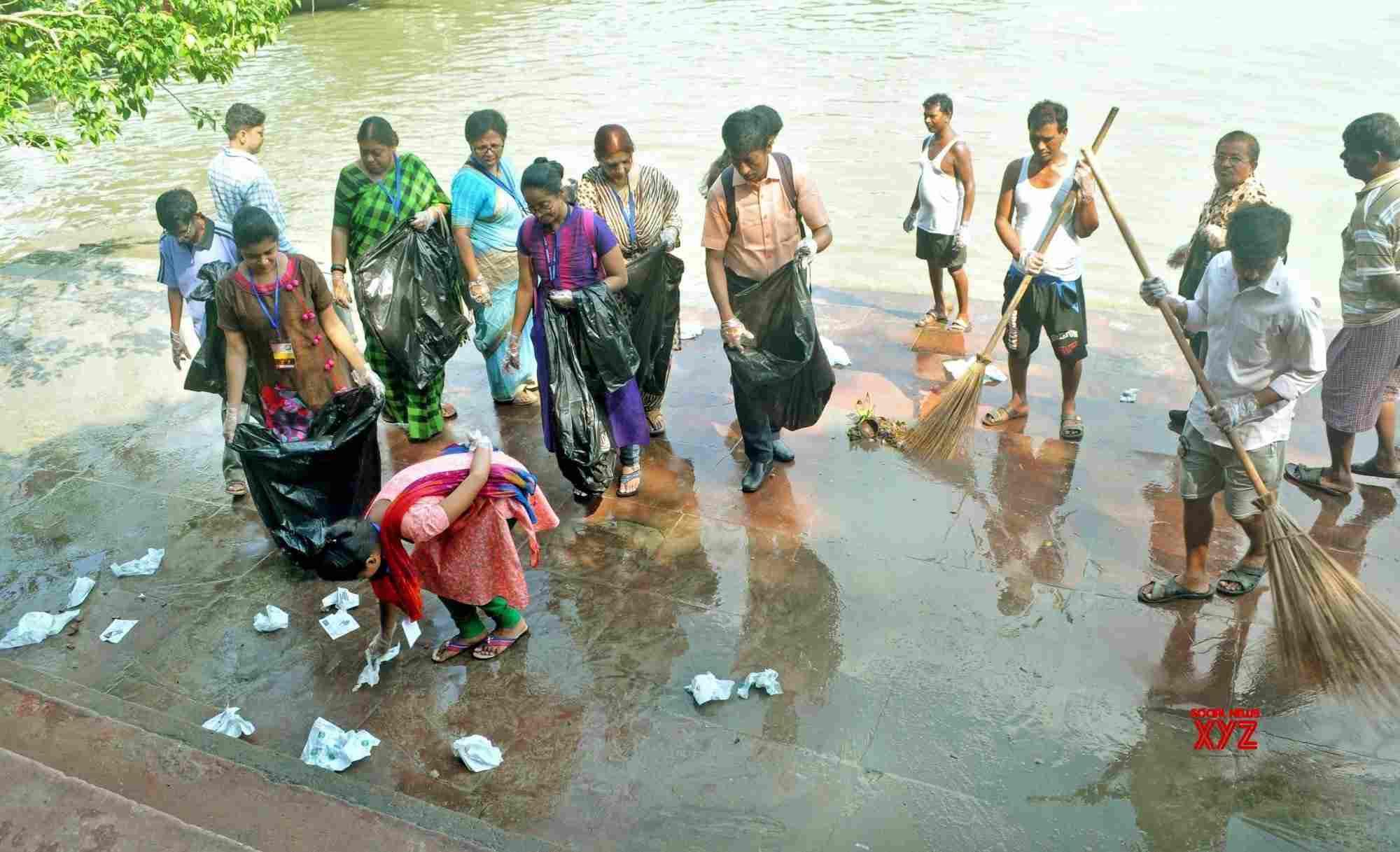 Kolkata: Cleanliness drive at Bagbazar Ghat #Gallery - Social News XYZ