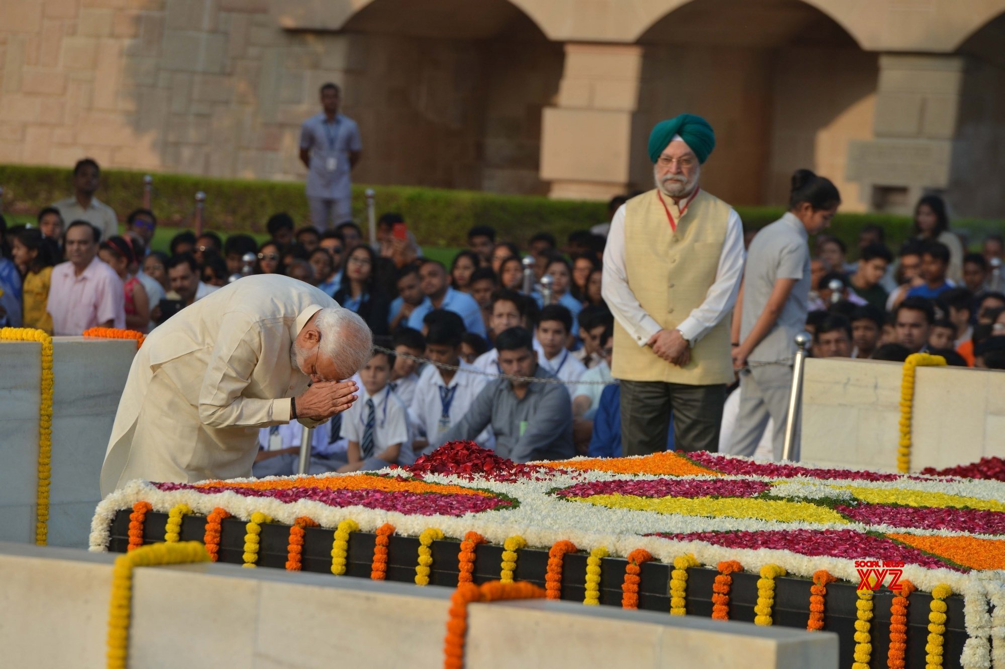 New Delhi: PM Modi Pays Tribute To Mahatma Gandhi At Rajghat #Gallery ...