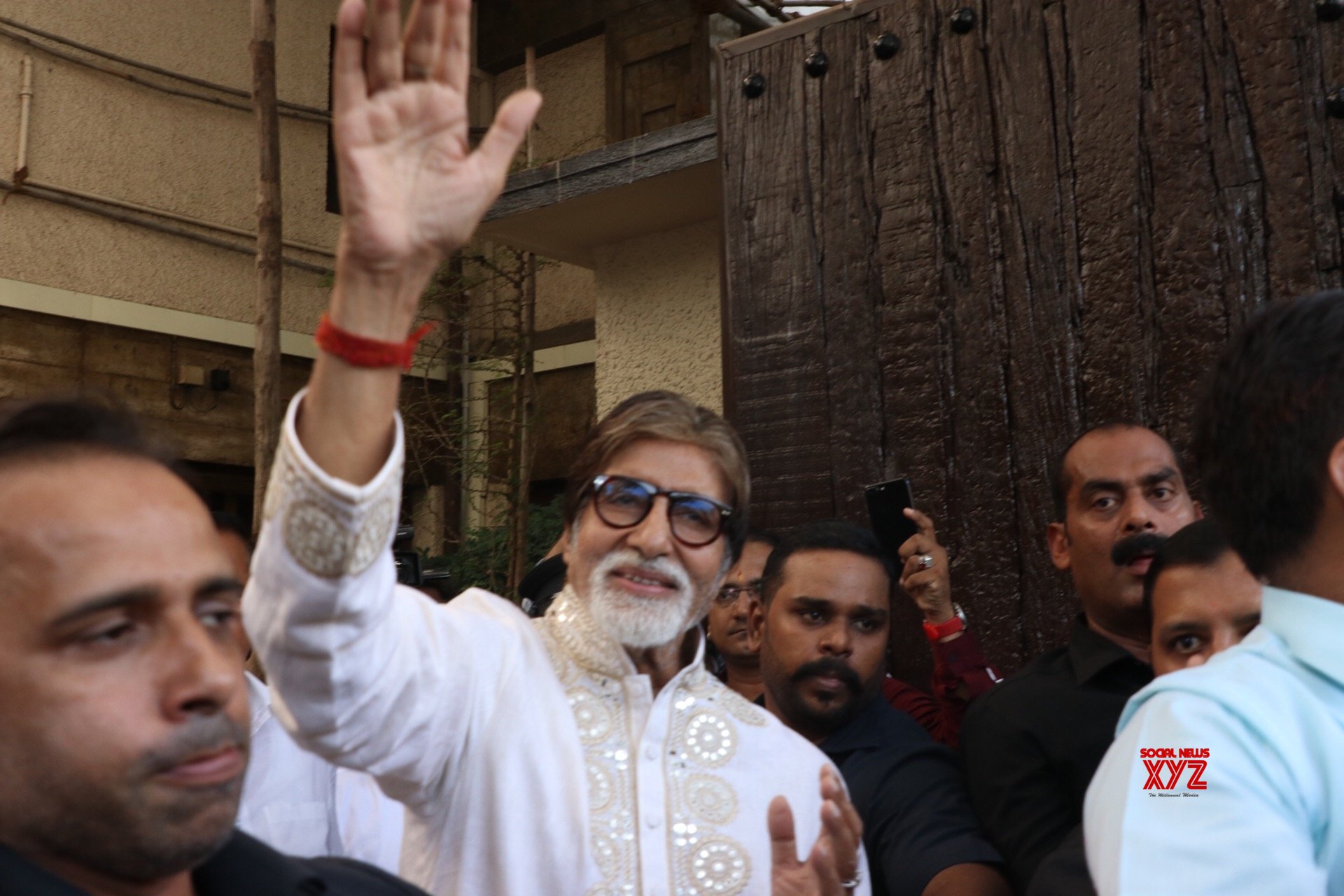 Mumbai: Amitabh Bachchan Greets Fans Outside His Residence On 77th ...