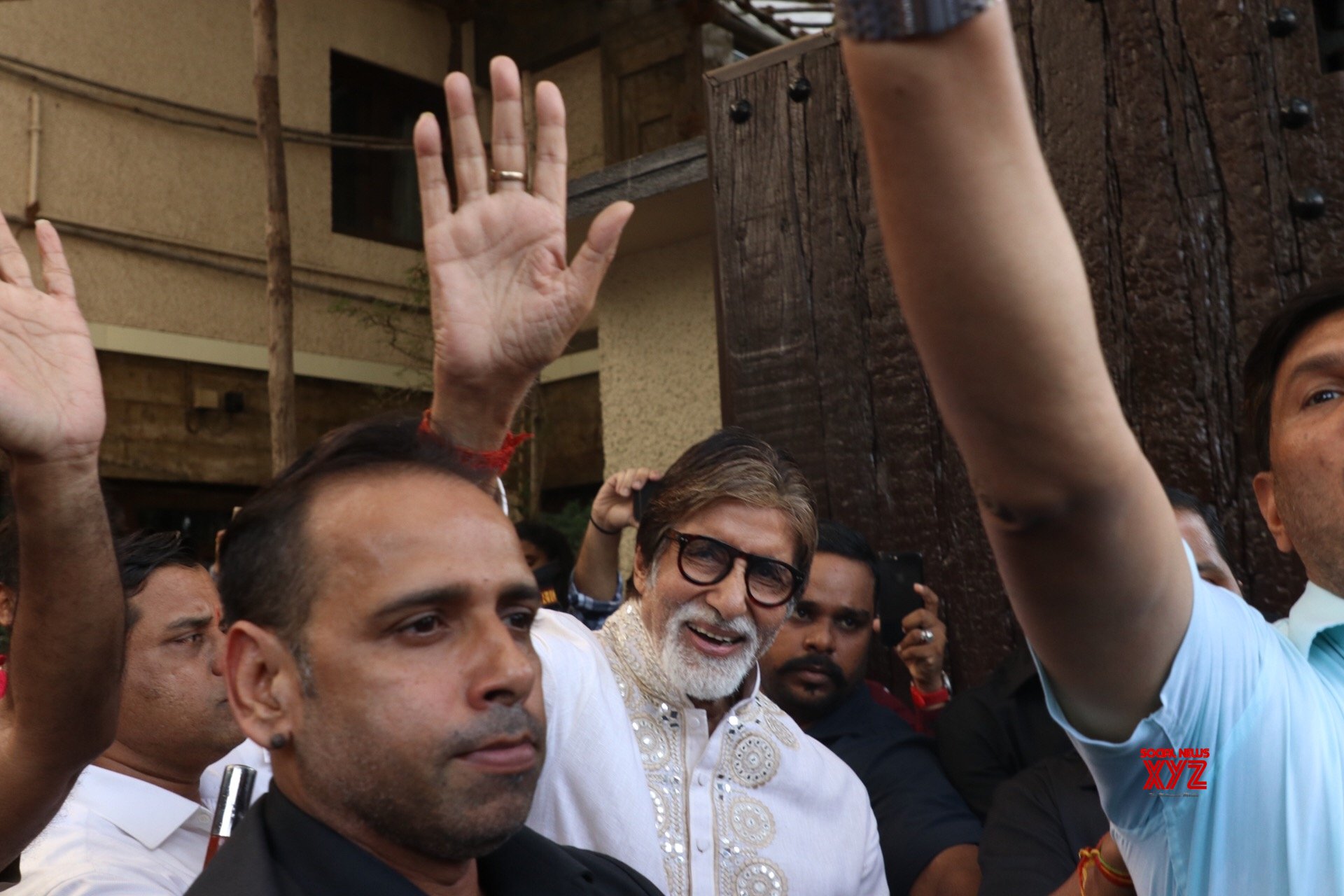 Mumbai: Amitabh Bachchan Greets Fans Outside His Residence On 77th ...