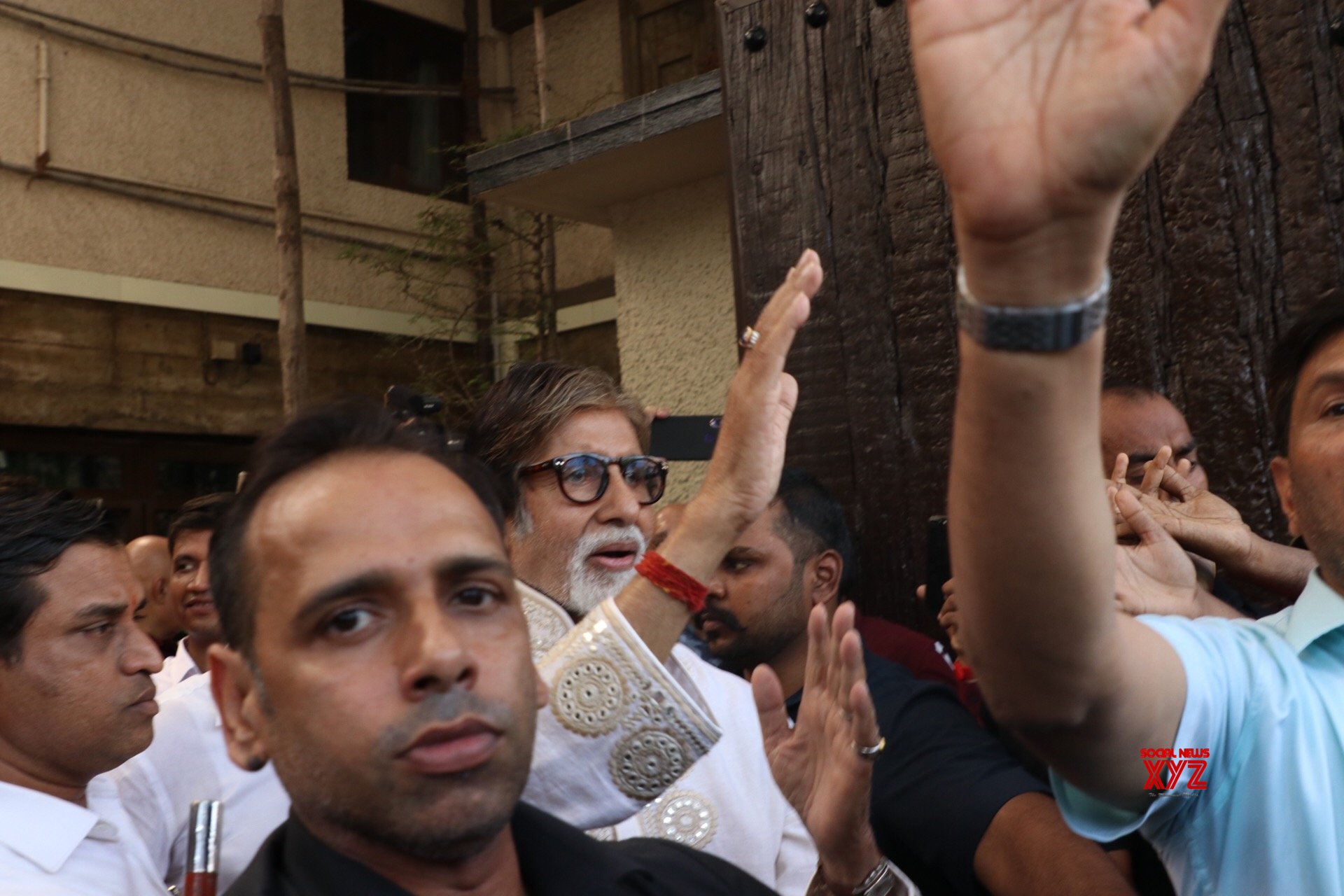 Mumbai: Amitabh Bachchan Greets Fans Outside His Residence On 77th ...