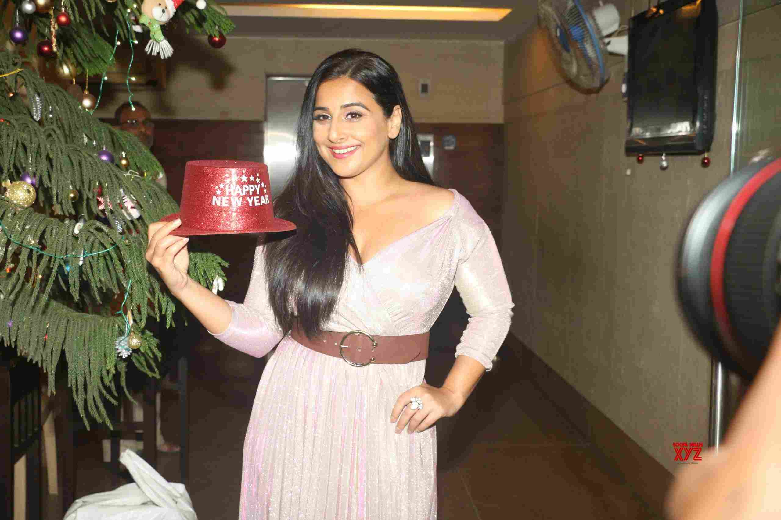 Vidya Balan Celebrates Her Birthday With Family At Khar HD Gallery ...