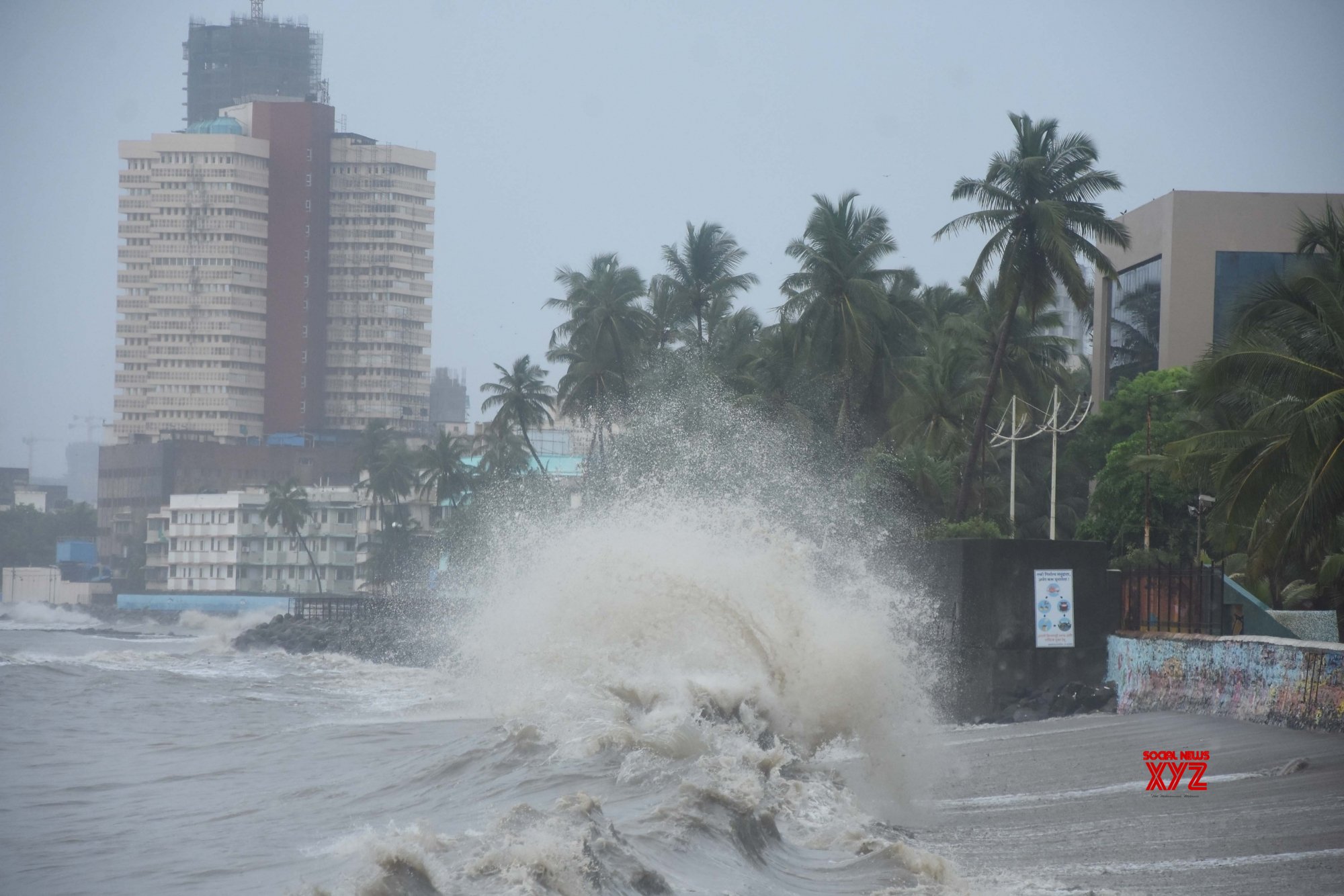 Mumbai: High Tides Lash Mumbai Shores #Gallery - Social News XYZ