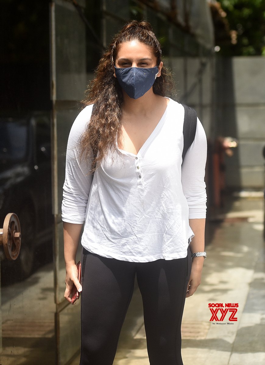 Actresses Huma Qureshi And Vaani Kapoor Spotted At Pooja Films Office ...