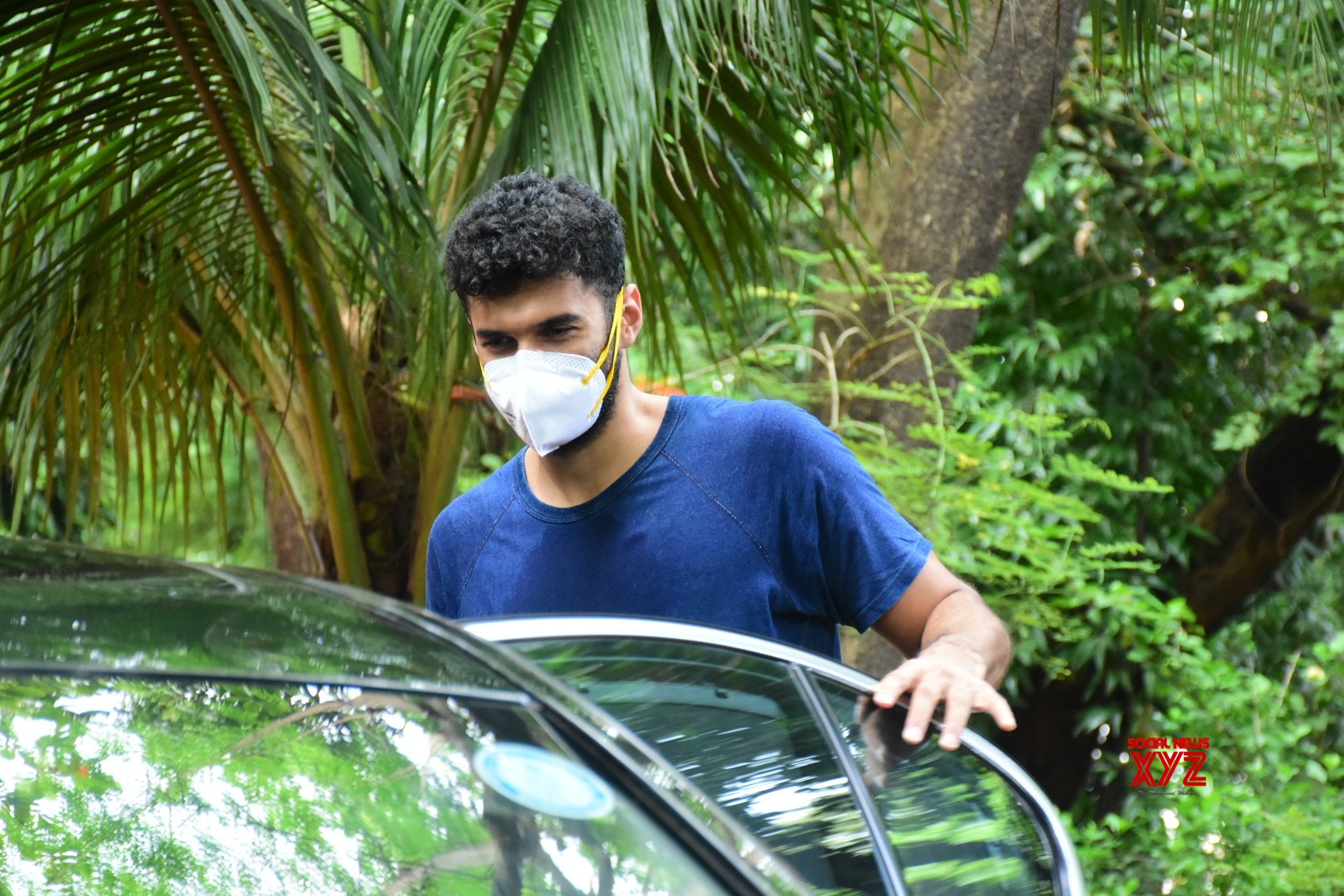 aditya-roy-kapoor-spotted-at-bandra-gallery-social-news-xyz