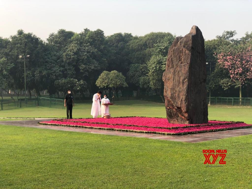 New Delhi: Priyanka Gandhi Vadra Pays Tributes To Indira Gandhi On Her ...