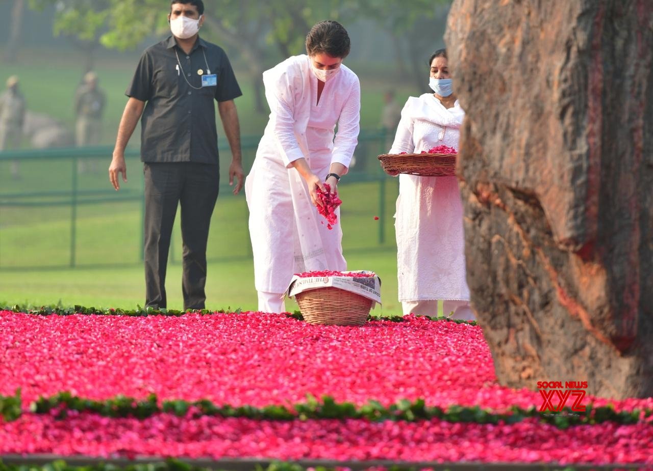 New Delhi: Priyanka Gandhi Vadra Pays Tributes To Indira Gandhi On Her ...