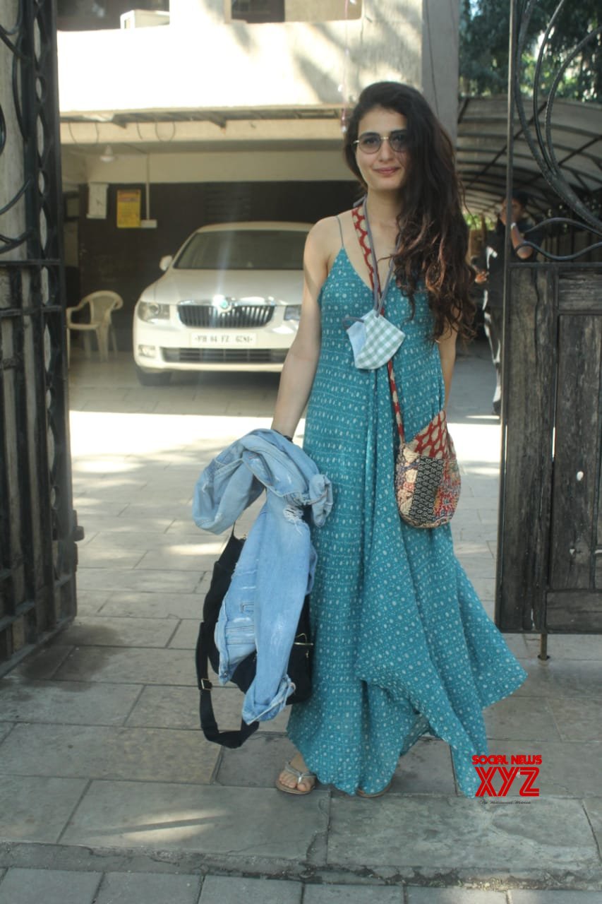 Actress Fatima Sana Shaikh Spotted At Juhu - Gallery - Social News XYZ