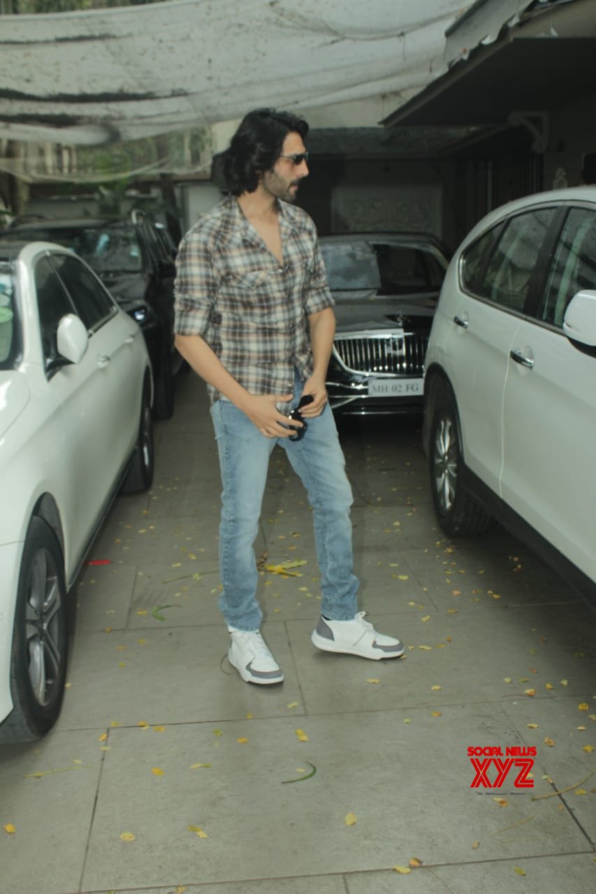 Kartik Aaryan Spotted At Juhu - Gallery - Social News XYZ