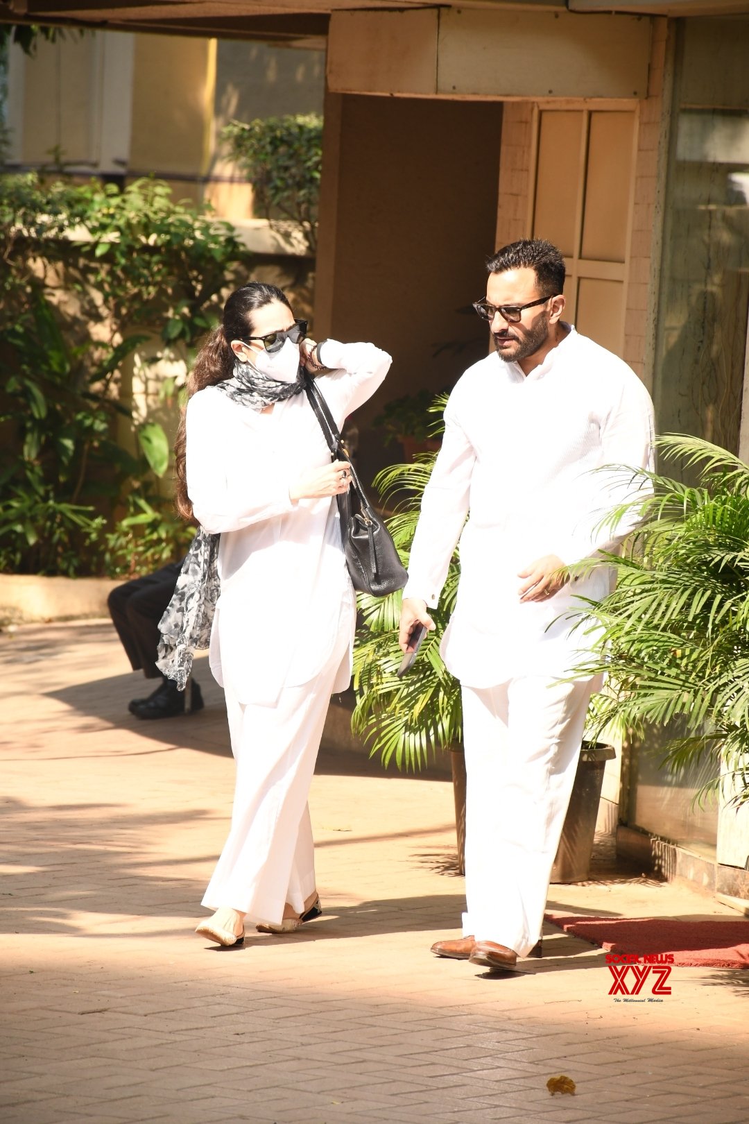 Saif Ali Khan And Karishma Kapoor Spotted In Bandra HD Gallery - Social ...