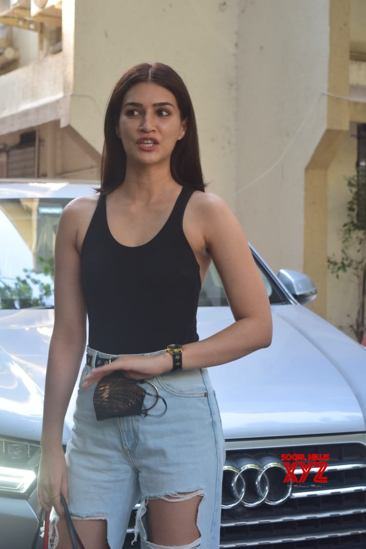 Actress Kriti Sanon Spotted Kromakay At Juhu - Gallery - Social News XYZ