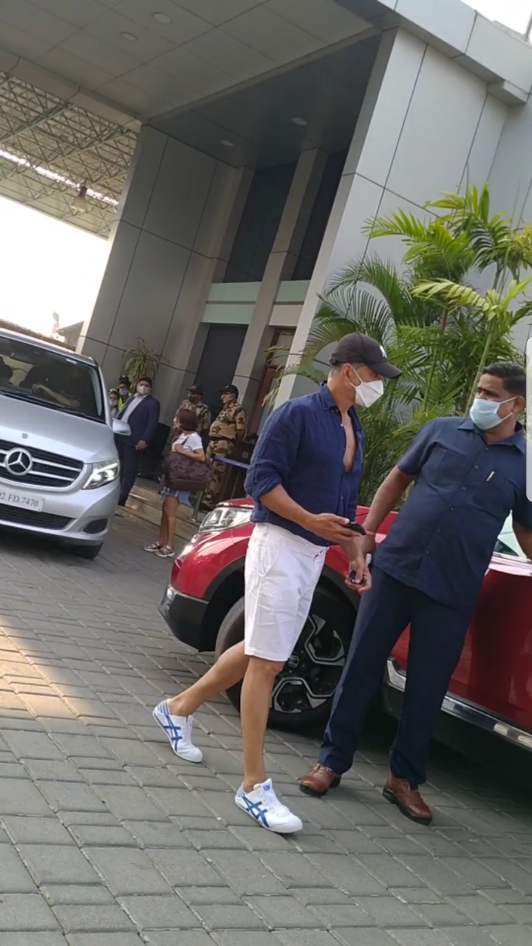 Akshay Kumar Spotted At Kalina Airport - Gallery - Social News XYZ