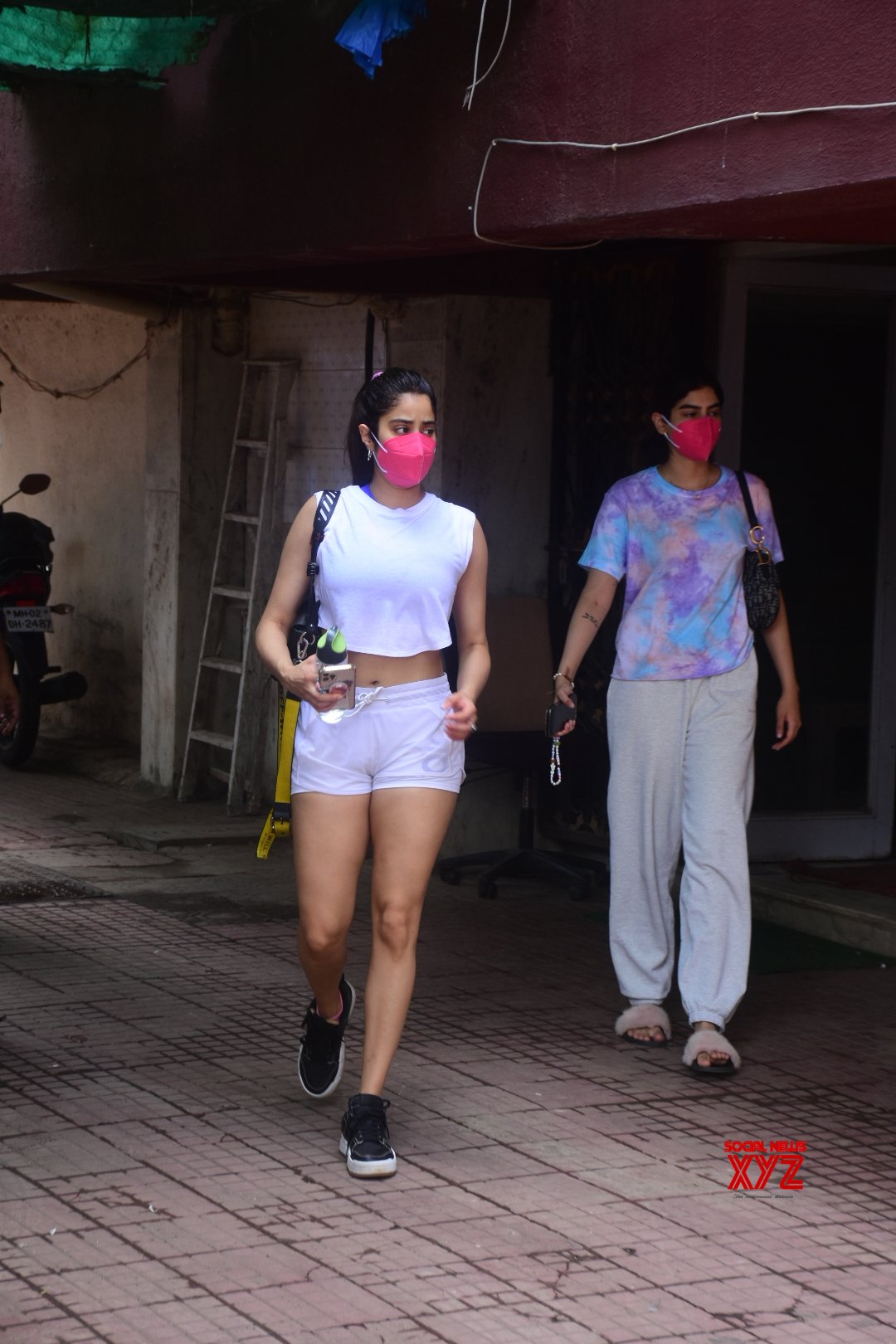 Janhvi Kapoor And Khushi Kapoor Spotted In Bandra - Gallery - Social ...