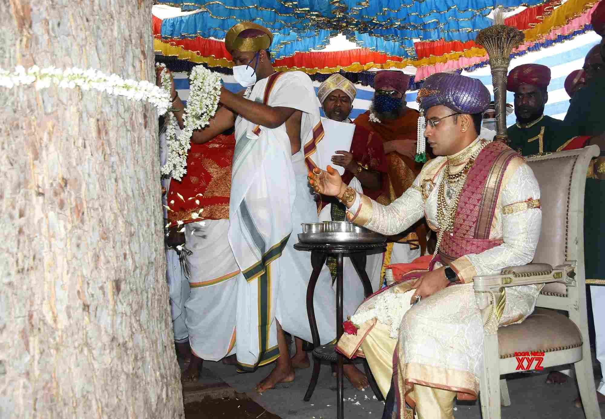 Yaduveer Krishnadatta Chamaraja Wadiyar Kingdom Of Mysore Offers Banni ...