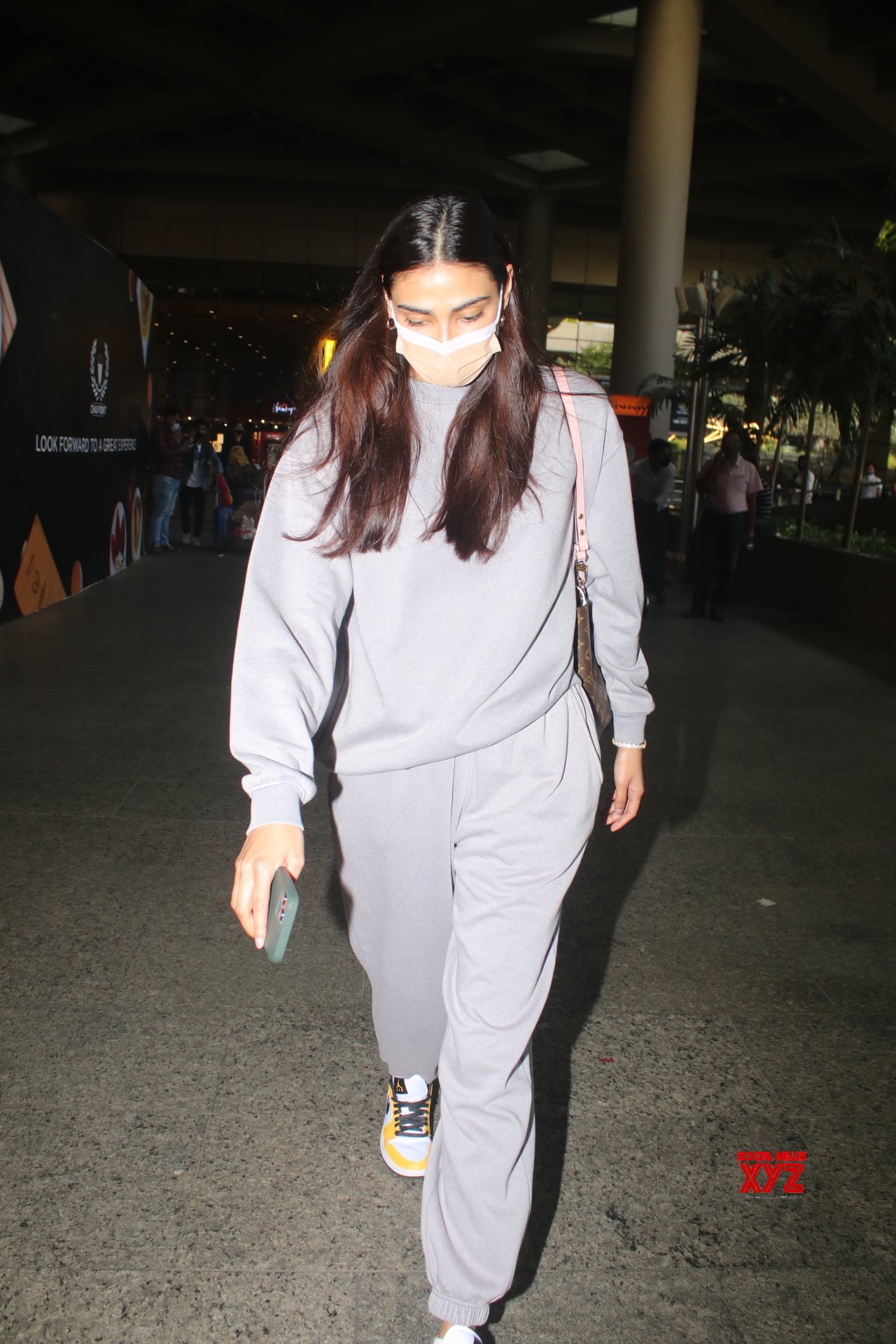 Actress Athiya Shetty Spotted At Airport Arrival - Gallery - Social ...