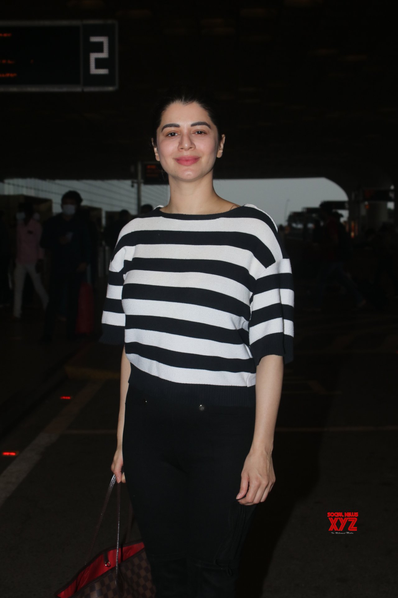 Actress Kainaat Arora Spotted At Airport Departure Gallery Social   Actress Kainaat Arora Spotted At Airport Departure Gallery 5 