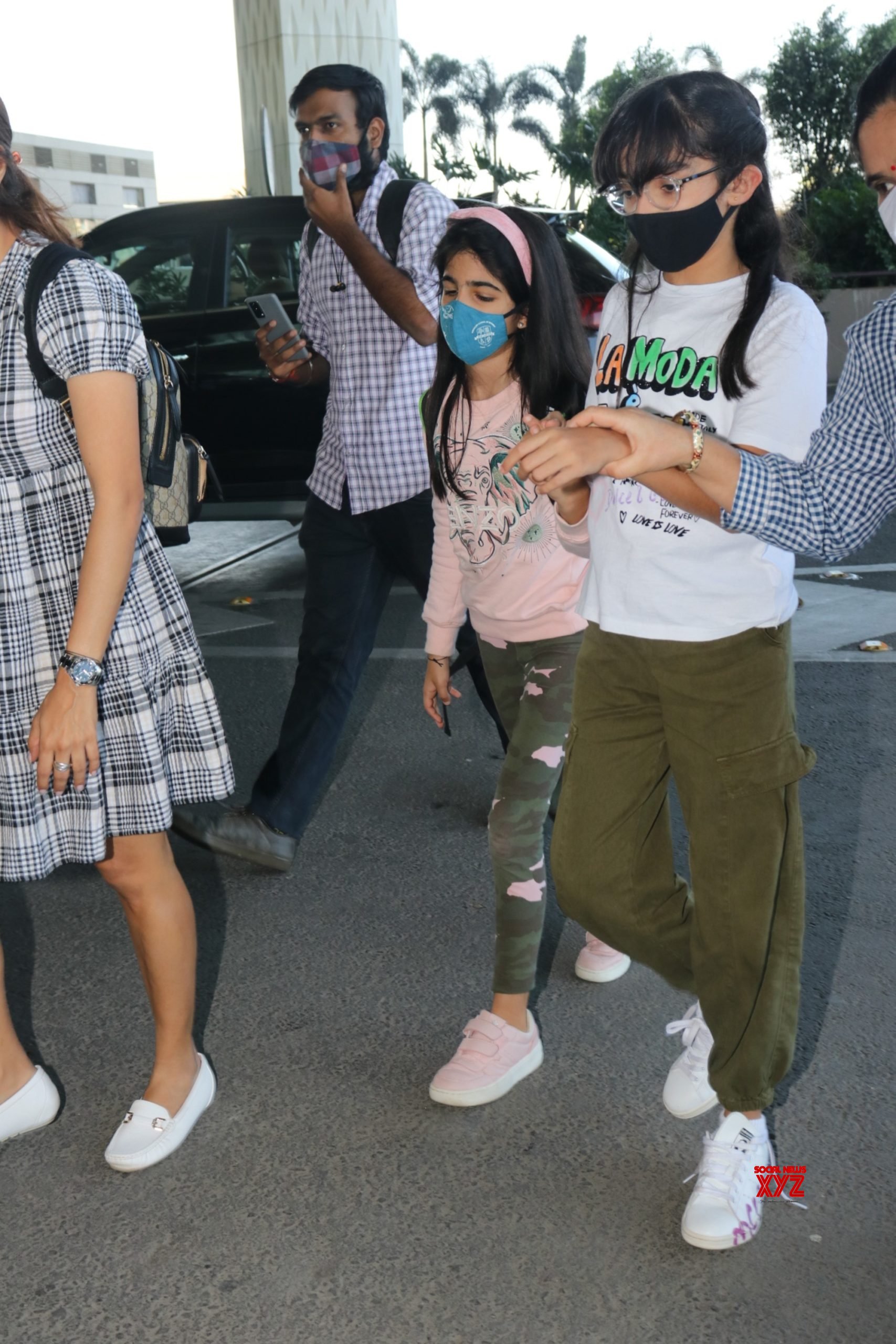 Actress Twinkle Khanna With Daughter Spotted At Airport Gallery   Actress Twinkle Khanna With Daughter Spotted At Airport Gallery 5 Scaled 