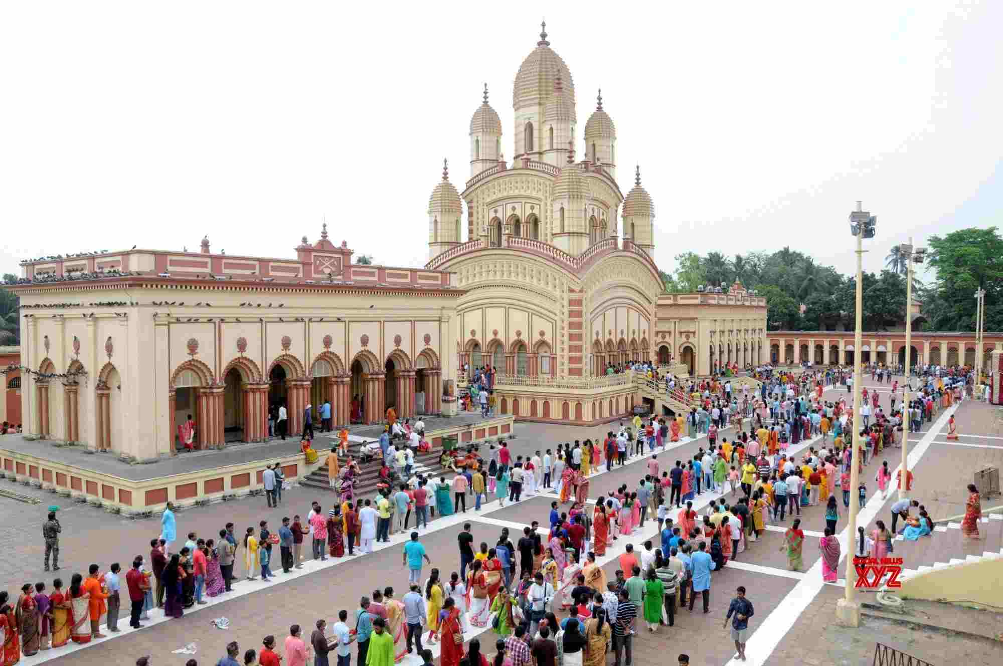 Kolkata: Bengali Devotees Stand In A Long Queue Outside Dakshineswar ...