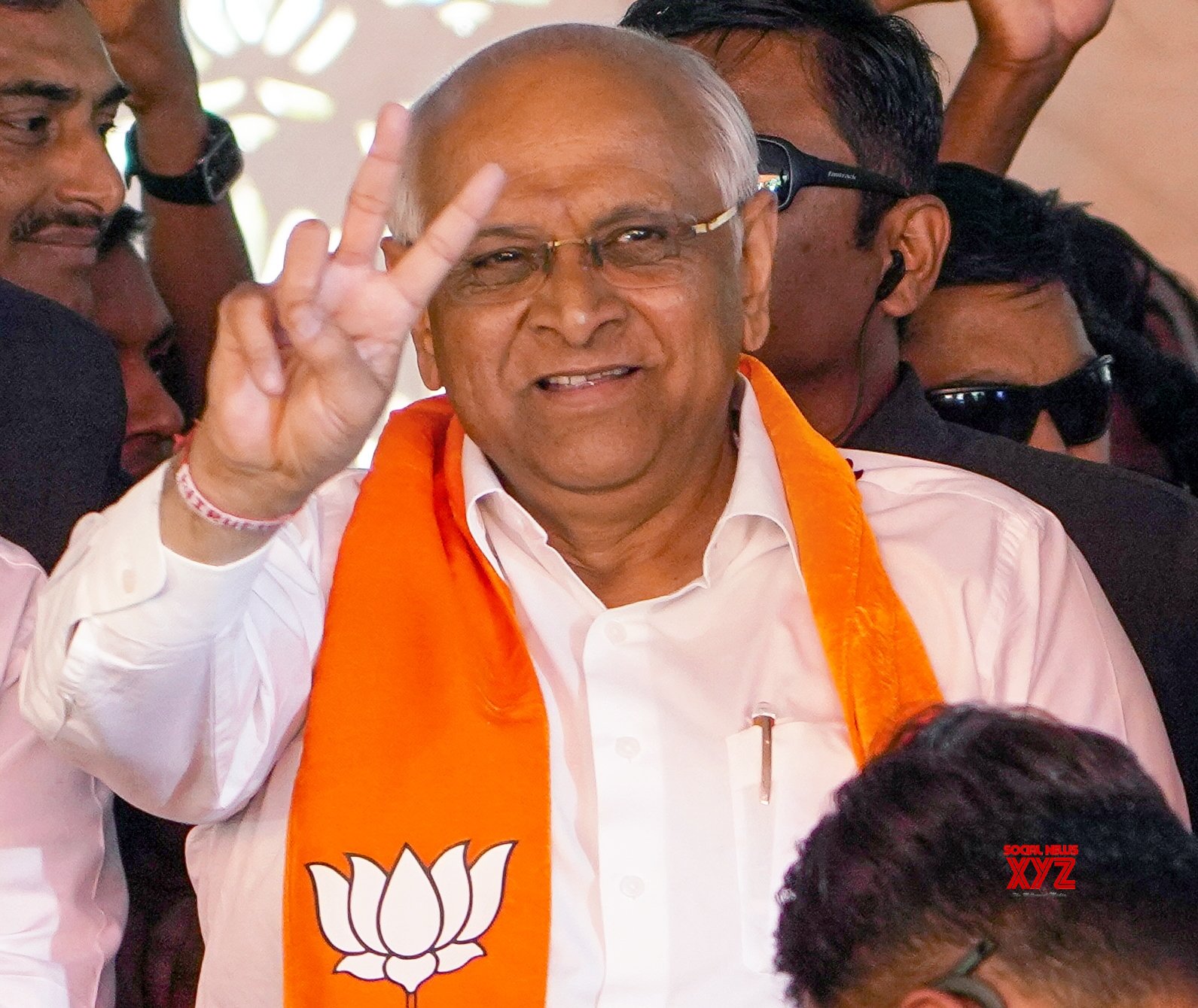 : Gandhinagar: Gujarat Chief Minister Bhupendra Patel Shows Victory ...